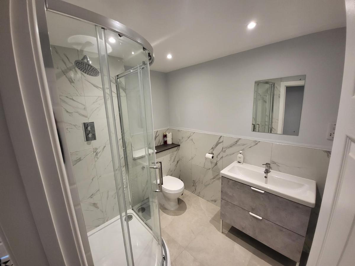 High Spec Large 6 Bedroom House! 泰晤士河畔京士顿 外观 照片